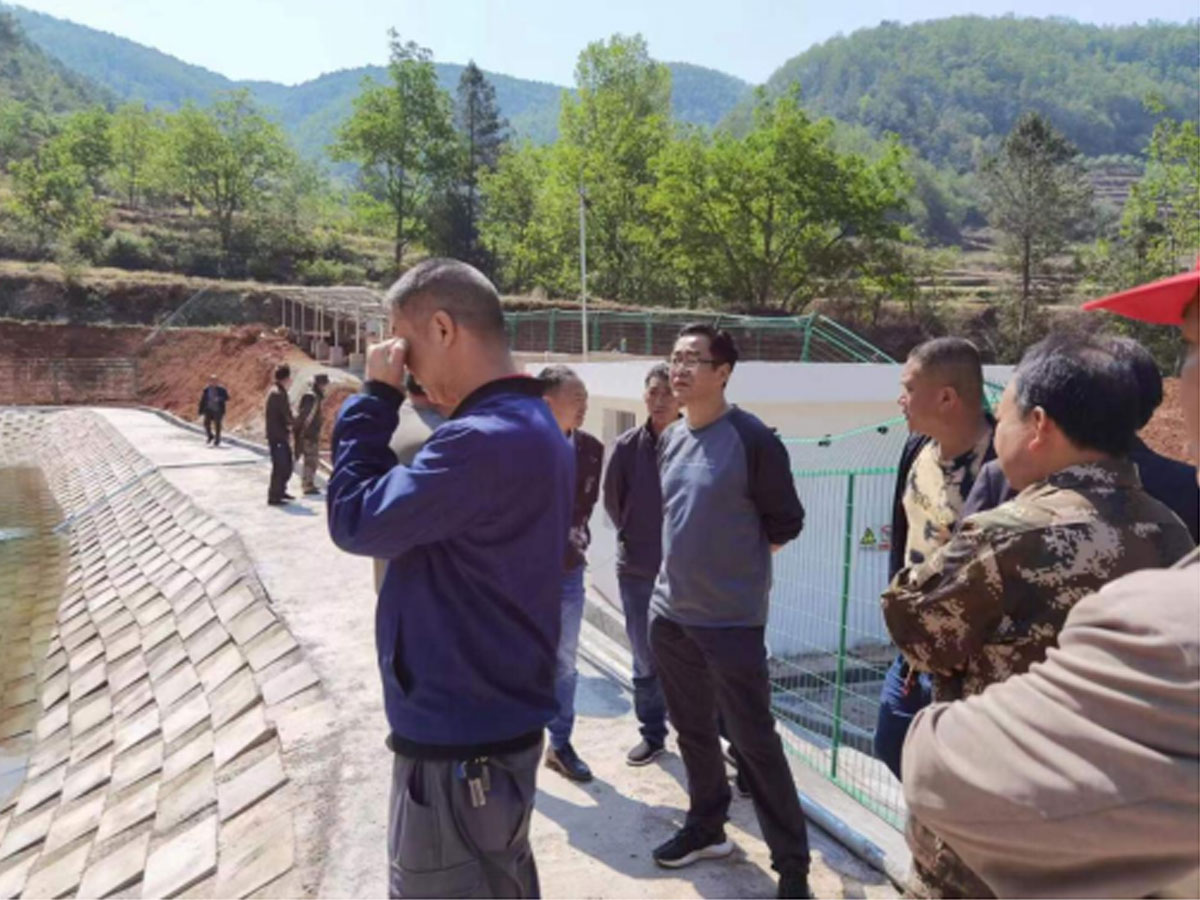 祿勸轉龍鎮黃櫟樹(shù)村小組光伏提水工程——光伏提水與土工膜水塘結合，土工膜水塘相對于混凝土水池造價(jià)低，有效降低投資